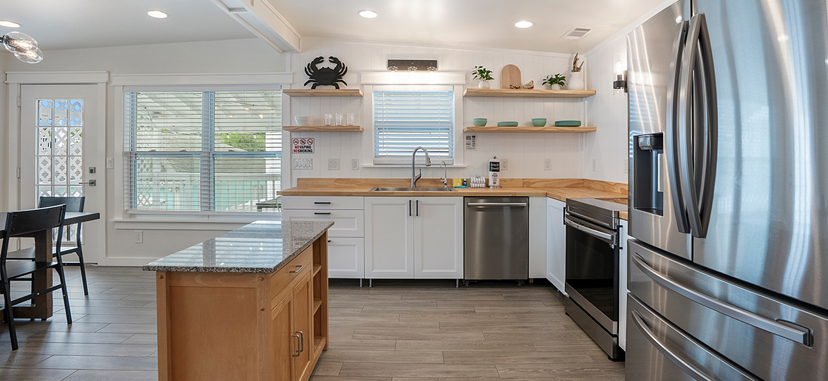 Fully equipped kitchen and dining area